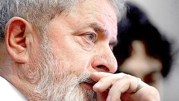 Depois da condução coercitiva, Lula foi impedido de assumir a Casa Civil e virou réu na Lava Jato. Ele é acusado de tentar obstruir a Justiça e de ter recebido propina de empreiteiras.