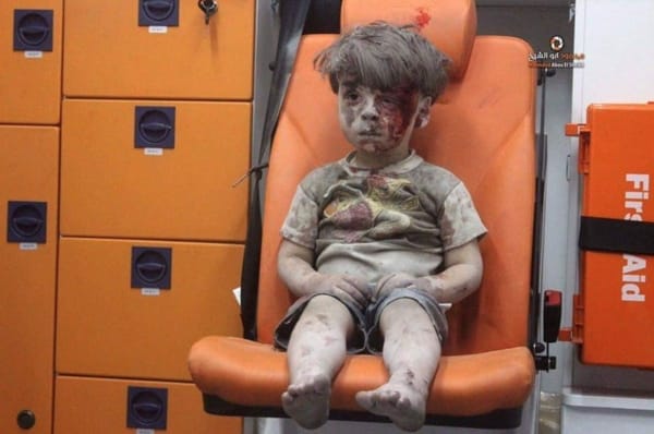 A Síria sofre com uma guerra civil desde 2011, quando teve início uma rebelião para tirar o ditador Assad do poder. Sem sucesso, o conflito continua até hoje e o grupo Estado Islâmico domina parte do país.