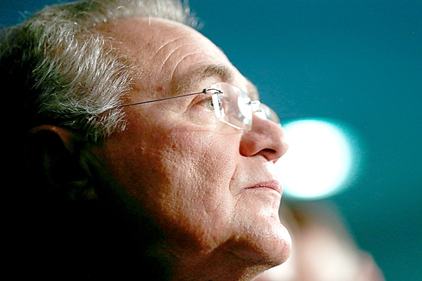 O STF manteve o presidente do Senado, Renan Calheiros, no cargo, derrubando a decisão do ministro Marco Aurélio, que determinou o afastamento do senador.