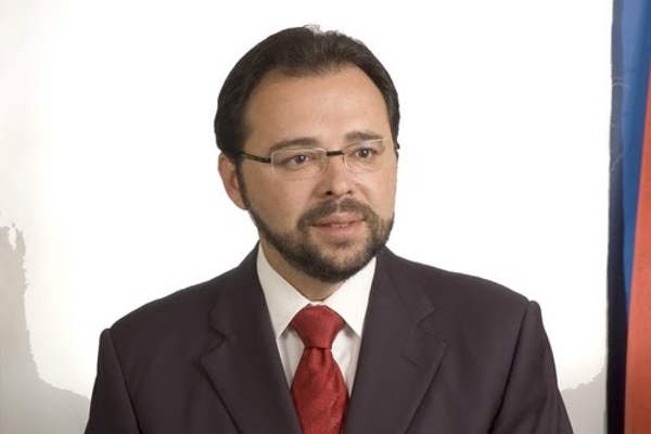 O ex-prefeito de São Vicente Tercio Garcia (PSB) faleceu durante o tratamento contra um câncer, em Santos. Garcia administrou São Vicente por oito anos consecutivos.