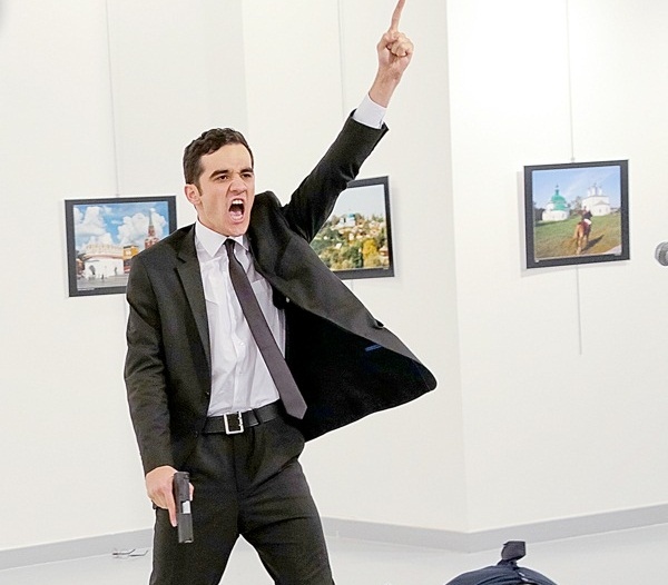 O embaixador russo, Andrei Karlov, foi morto a tiros durante a inauguração de uma mostra de arte, em Ancara, por um ex-policial turco que gritou “Aleppo” e “Allahu Akbar” (Alá é grande). O atirador foi morto.