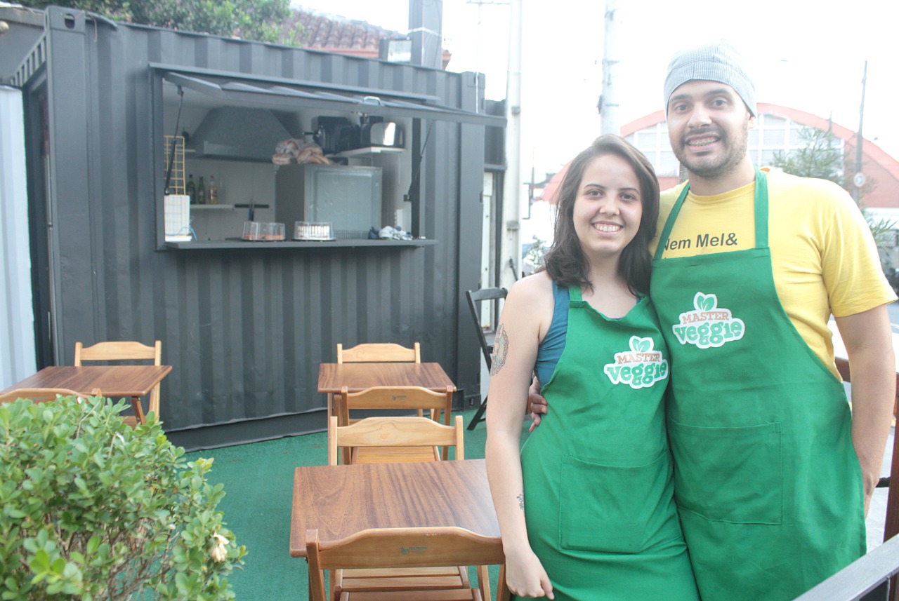 A Master Veggie e a Ynaê Confeitaria vendem desde lanches e marmitas até doces veganos (Foto: Nair Bueno/DL)