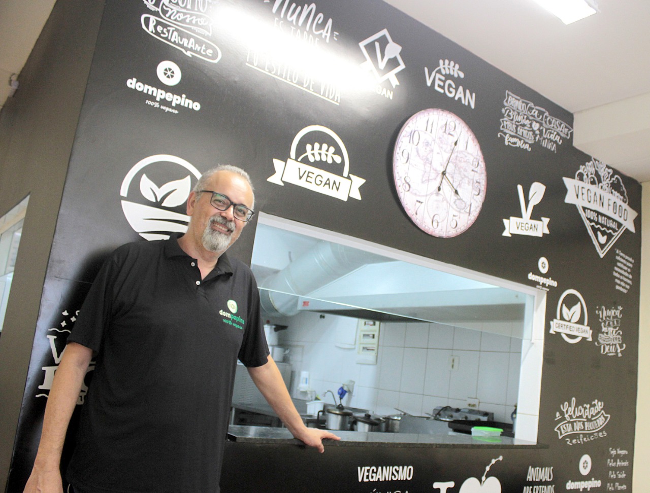 Douglas Requena abriu o restaurante Dom Pepino em março deste ano; o estabelecimento, que fica no Centro de Santos, é 100% vegano (Foto: Nair Bueno/DL)