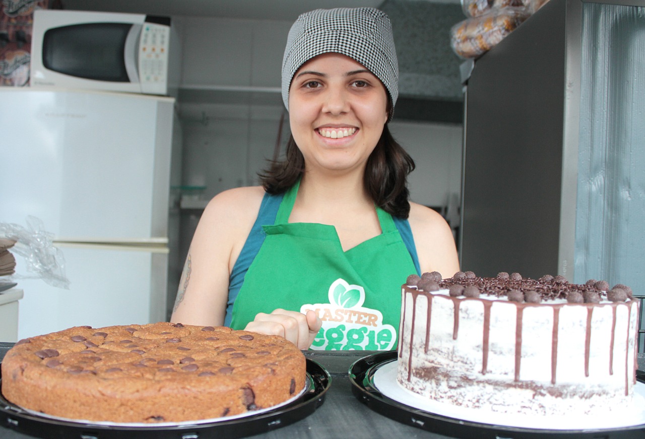 A Master Veggie e a Ynaê Confeitaria vendem desde lanches e marmitas até doces veganos (Foto: Nair Bueno/DL)